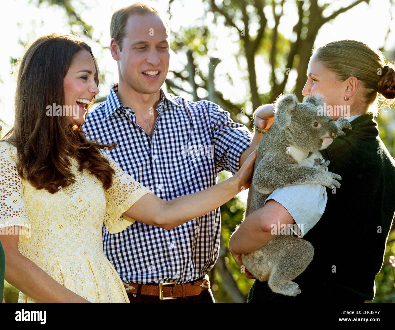 Photo du dossier datée du 20/04/14 du duc et de la duchesse de Cambridge qui rencontre Leuca le Koala lors d'une visite au zoo de Taronga à Sydney lors de leur visite officielle en Nouvelle-Zélande et en Australie. La duchesse de Cambridge aura passé une décennie en tant que HRH quand elle et le duc de Cambridge marqueront leur 10e anniversaire de mariage jeudi. Date de publication : le mercredi 28 avril 2021. Banque D'Images