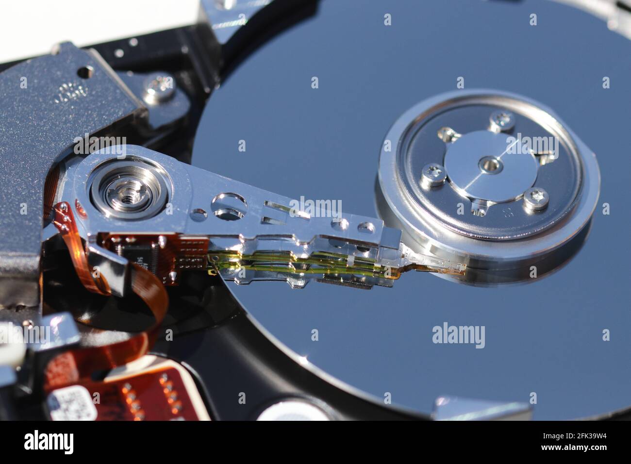 Ouvrez le disque dur avec le disque métallique et la tête de lecture Photo  Stock - Alamy