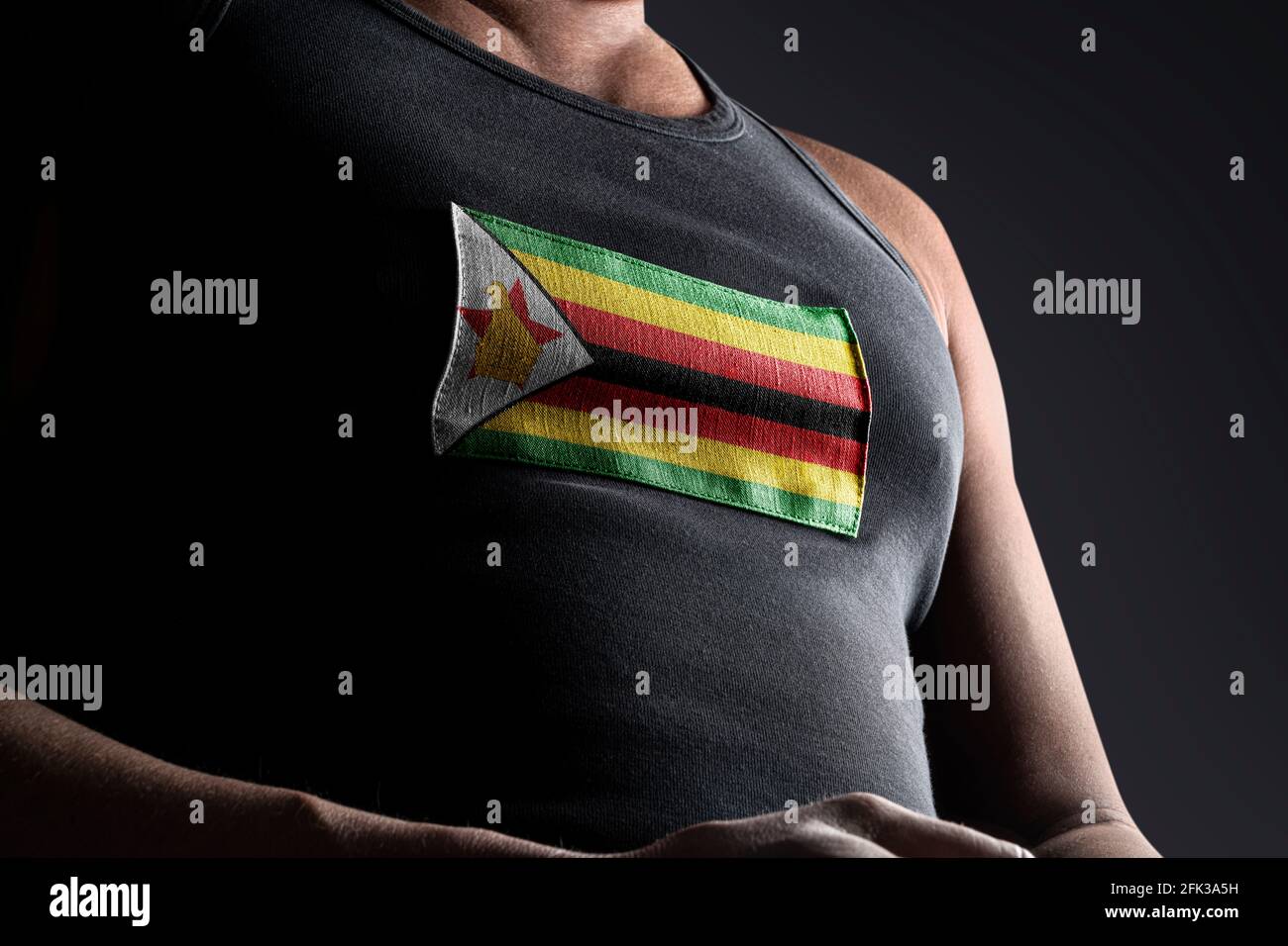 Le drapeau national du Zimbabwe sur la poitrine de l'athlète Banque D'Images