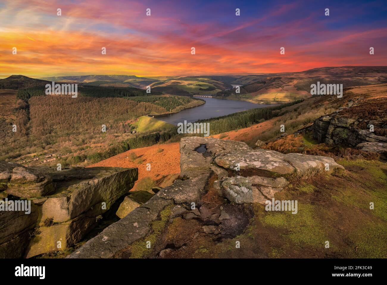 Voici Ladybower Reservoir tiré de Bamford Edge dans le parc national de Peak District, en Angleterre. Banque D'Images