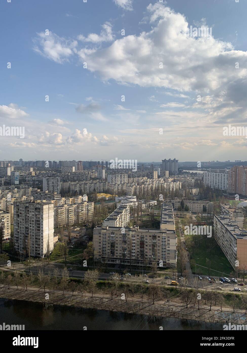Rusanivka quartier résidentiel à Kiev par beau temps. Printemps sur le canal de Rusanivka, bâtiments de style soviétique. Kiev , Ukraine. Photo verticale de haute qualité Banque D'Images