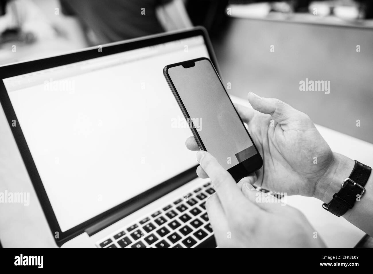 Homme payant et magasiner avec l'application pour smartphone. Concept d'achat à domicile en ligne. Filtre de couleur noir et blanc Banque D'Images