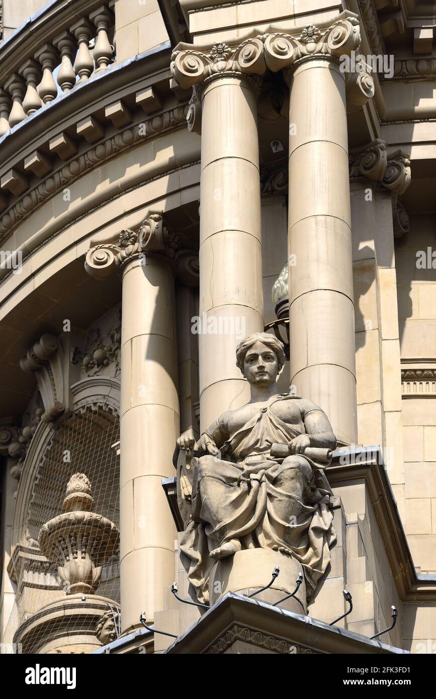 Londres, Angleterre, Royaume-Uni. London Coliseum Theatre à Covent Garden. Détail sur le toit : statue tenant la palette de l'artiste Banque D'Images