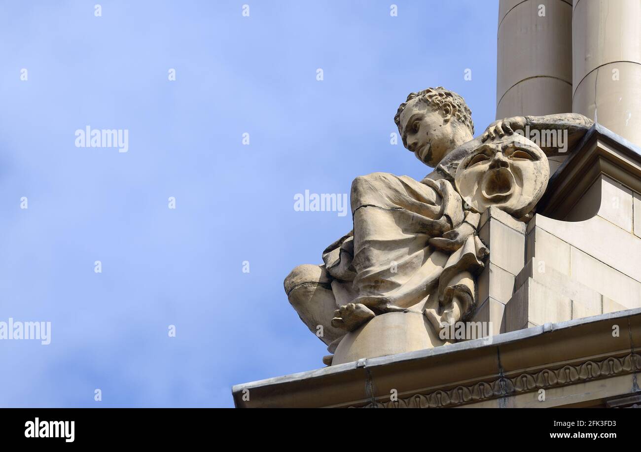 Londres, Angleterre, Royaume-Uni. London Coliseum Theatre à Covent Garden. Détail sur le toit: Statue - homme tenant un masque Banque D'Images
