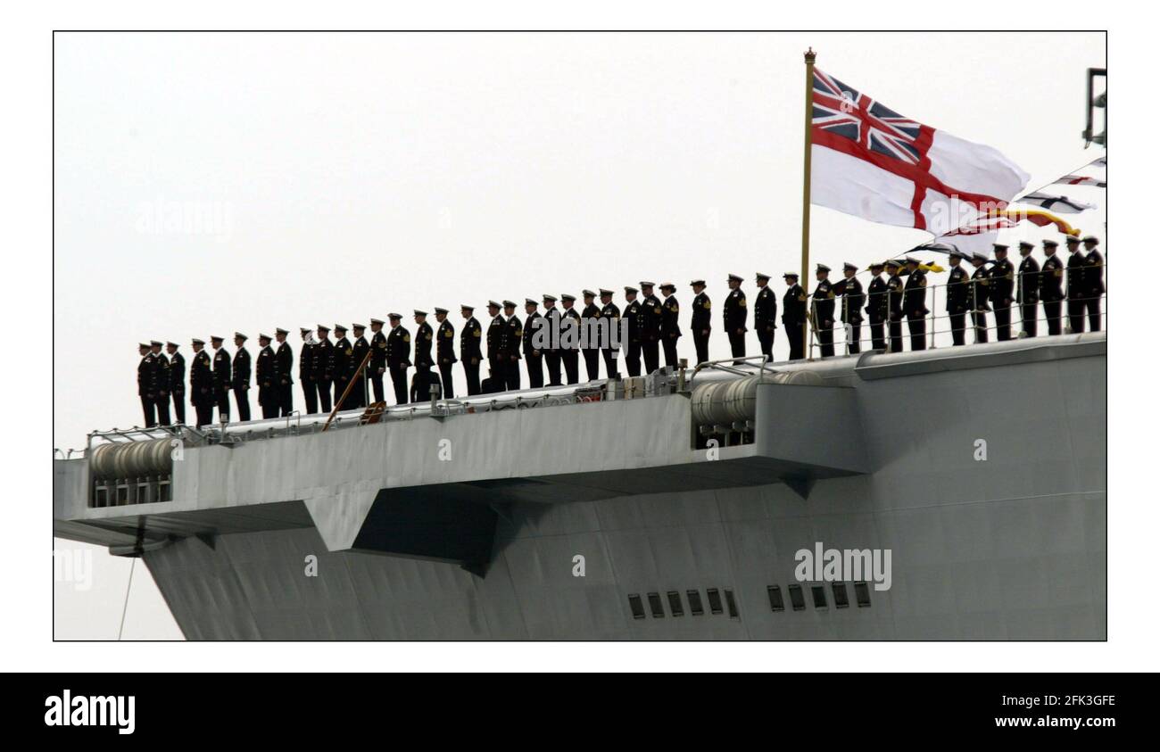 Examen de la flotte internationale le 28 juin 2005 à Portsmouth, en Angleterre. La revue fait partie des célébrations de Trafalgar 200 marquant le 200e anniversaire de la bataille de Trafalgar à laquelle Lord Nelson a commandé la Royal Navy dans une célèbre victoire sur les Français. Le bateau de reines Endurance est le navire rouge David Sandison 28/6/2005 Banque D'Images