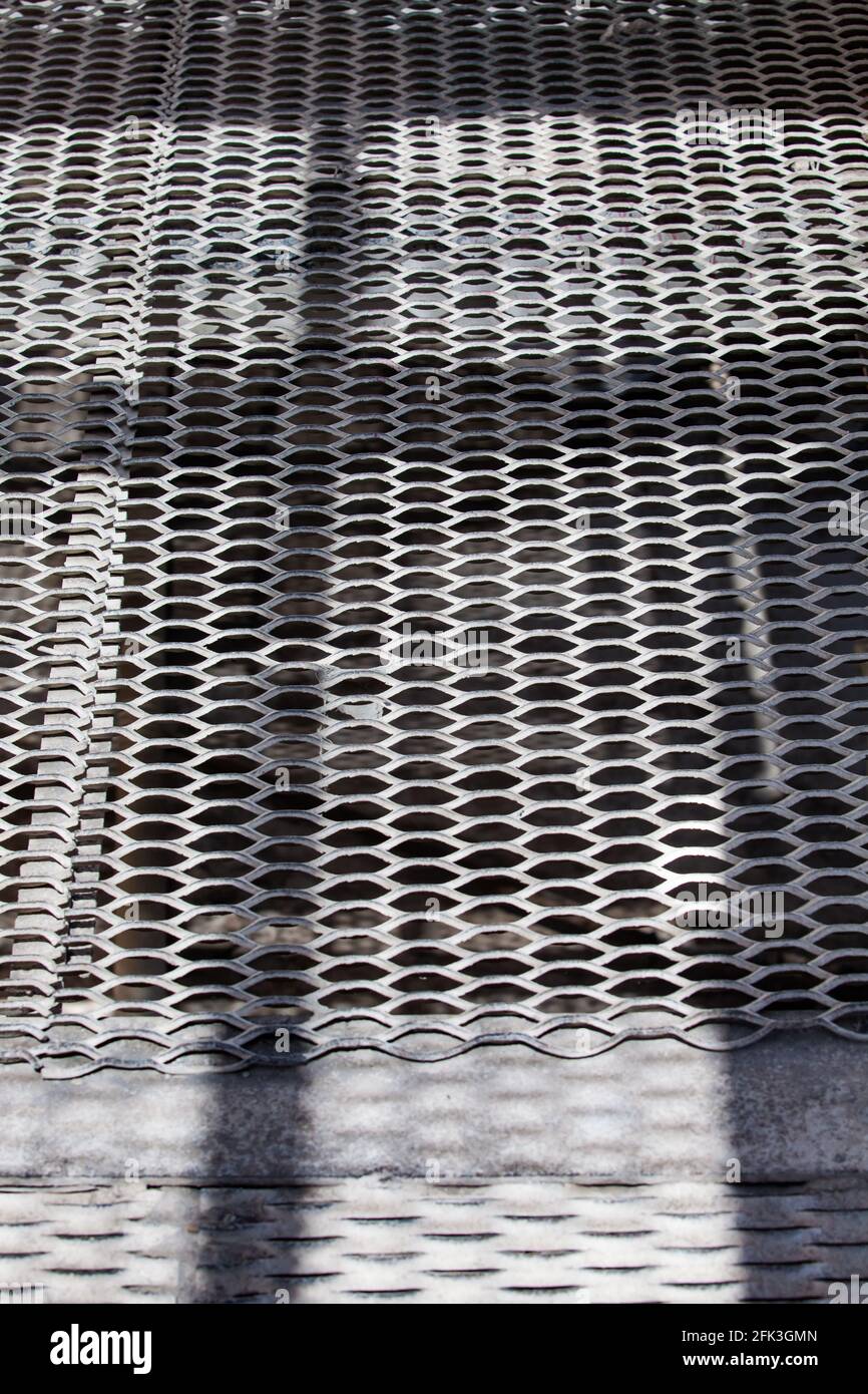 Plancher en grille d'acier à l'usine sous la lumière du soleil Photo Stock  - Alamy
