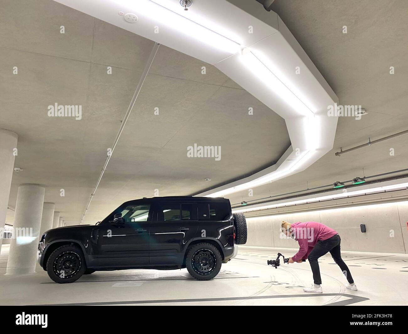 Parkhaus Tiefgarage unter dem Schauspielhaus Düsseldorf. Die besonders hell eingerichtete garage ist beliebt BEI Influencern, UM Autofoto und vidéos f Banque D'Images