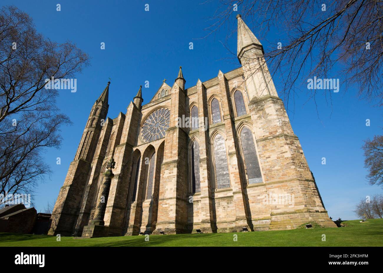 Durham, comté de Durham, Angleterre. Vue à angle bas sur la pelouse jusqu'à l'avant est de la cathédrale de Durham. Banque D'Images