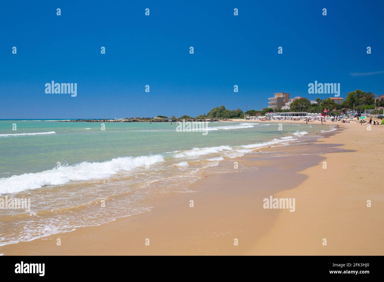 Realmonte, Agrigento, Sicile, Italie. Vue sur la baie depuis la plage de sable, vagues se brisant sur la rive. Banque D'Images