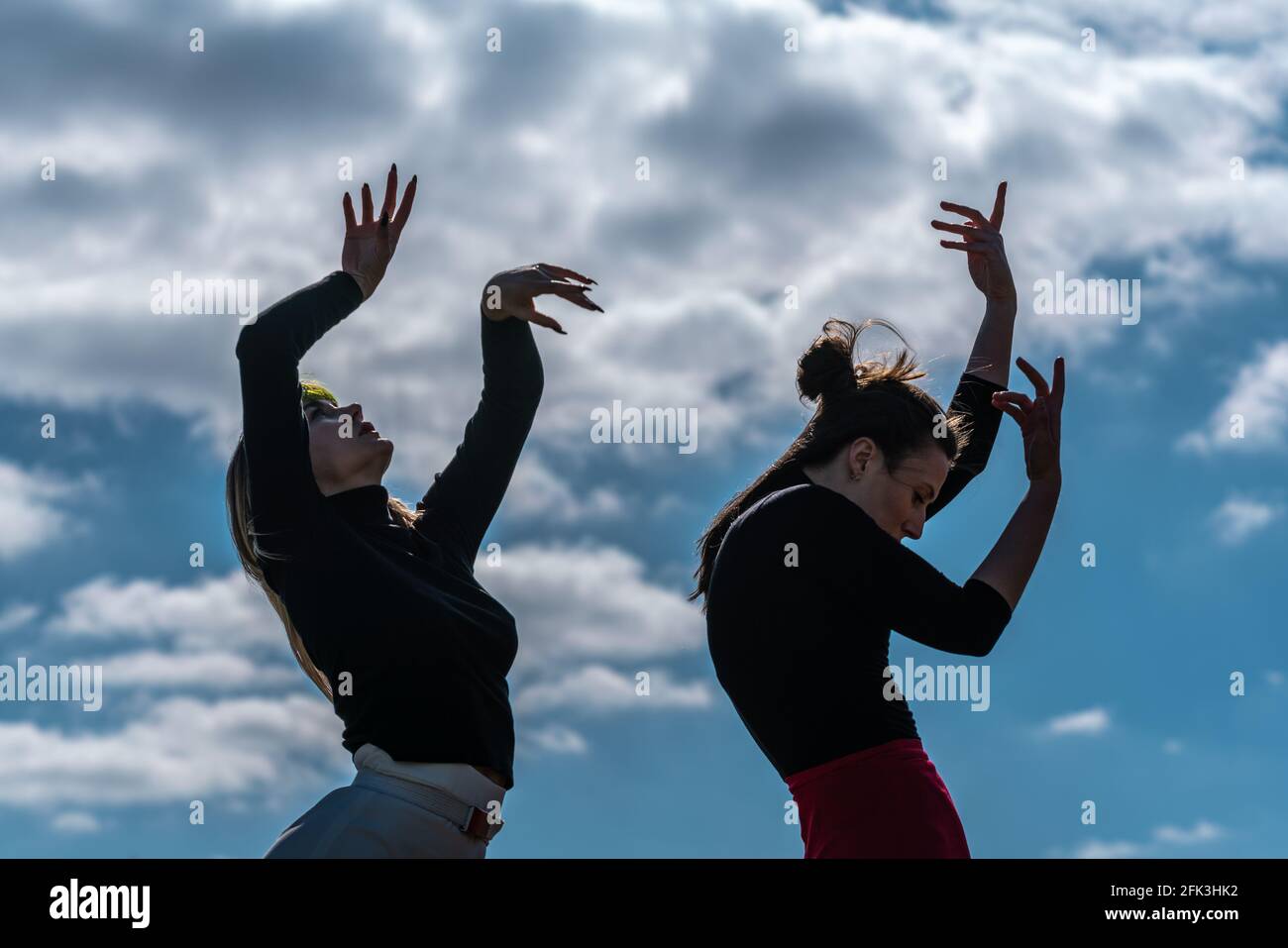 Londres, Royaume-Uni. 28 avril 2021. Journée internationale de la danse : les danseurs de Ranbu se produisent sur Hampstead Heath avant la Journée internationale de la danse le 29 avril (L-R Sophie Chinner, Belinda Roy). Le nouveau collectif de danse basé à Londres et au Japon vise à créer une plate-forme pour les danseurs contemporains de collaborer, de jouer et de partager des idées avec d'autres artistes. Célébrée pour la première fois en 1982, la Journée internationale de la danse a lieu chaque année depuis la naissance de Jean-Georges Noverre (1727-1810), créateur du ballet moderne. Credit: Guy Corbishley/Alamy Live News Banque D'Images