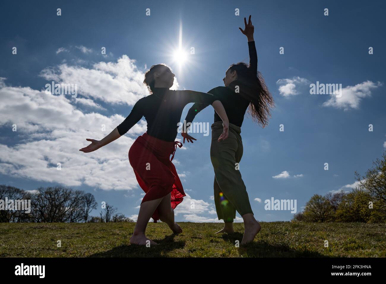 Londres, Royaume-Uni. 28 avril 2021. Journée internationale de la danse : les danseurs de Ranbu se produisent sur Hampstead Heath avant la Journée internationale de la danse le 29 avril (L-R Belinda Roy, Coralie Calfond). Le nouveau collectif de danse basé à Londres et au Japon vise à créer une plate-forme pour les danseurs contemporains de collaborer, de jouer et de partager des idées avec d'autres artistes. Célébrée pour la première fois en 1982, la Journée internationale de la danse a lieu chaque année depuis la naissance de Jean-Georges Noverre (1727-1810), créateur du ballet moderne. Credit: Guy Corbishley/Alamy Live News Banque D'Images