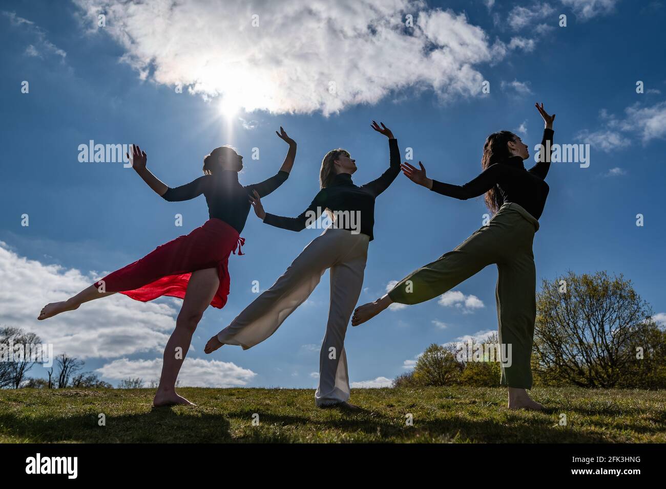 Londres, Royaume-Uni. 28 avril 2021. Journée internationale de la danse : les danseurs de Ranbu se produisent sur Hampstead Heath avant la Journée internationale de la danse le 29 avril (L-R Belinda Roy, Sophie Chinner, Coralie Calfond). Le nouveau collectif de danse basé à Londres et au Japon vise à créer une plate-forme pour les danseurs contemporains de collaborer, de jouer et de partager des idées avec d'autres artistes. Célébrée pour la première fois en 1982, la Journée internationale de la danse a lieu chaque année depuis la naissance de Jean-Georges Noverre (1727-1810), créateur du ballet moderne. Credit: Guy Corbishley/Alamy Live News Banque D'Images