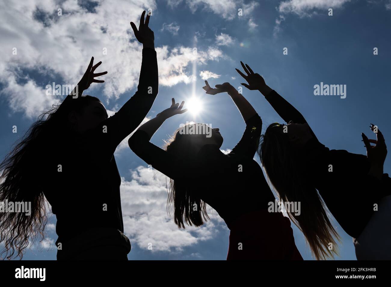 Londres, Royaume-Uni. 28 avril 2021. Journée internationale de la danse : les danseurs de Ranbu se produisent sur Hampstead Heath avant la Journée internationale de la danse le 29 avril (L-R Coralie Calfond, Belinda Roy, Sophie Chinner). Le nouveau collectif de danse basé à Londres et au Japon vise à créer une plate-forme pour les danseurs contemporains de collaborer, de jouer et de partager des idées avec d'autres artistes. Célébrée pour la première fois en 1982, la Journée internationale de la danse a lieu chaque année depuis la naissance de Jean-Georges Noverre (1727-1810), créateur du ballet moderne. Credit: Guy Corbishley/Alamy Live News Banque D'Images