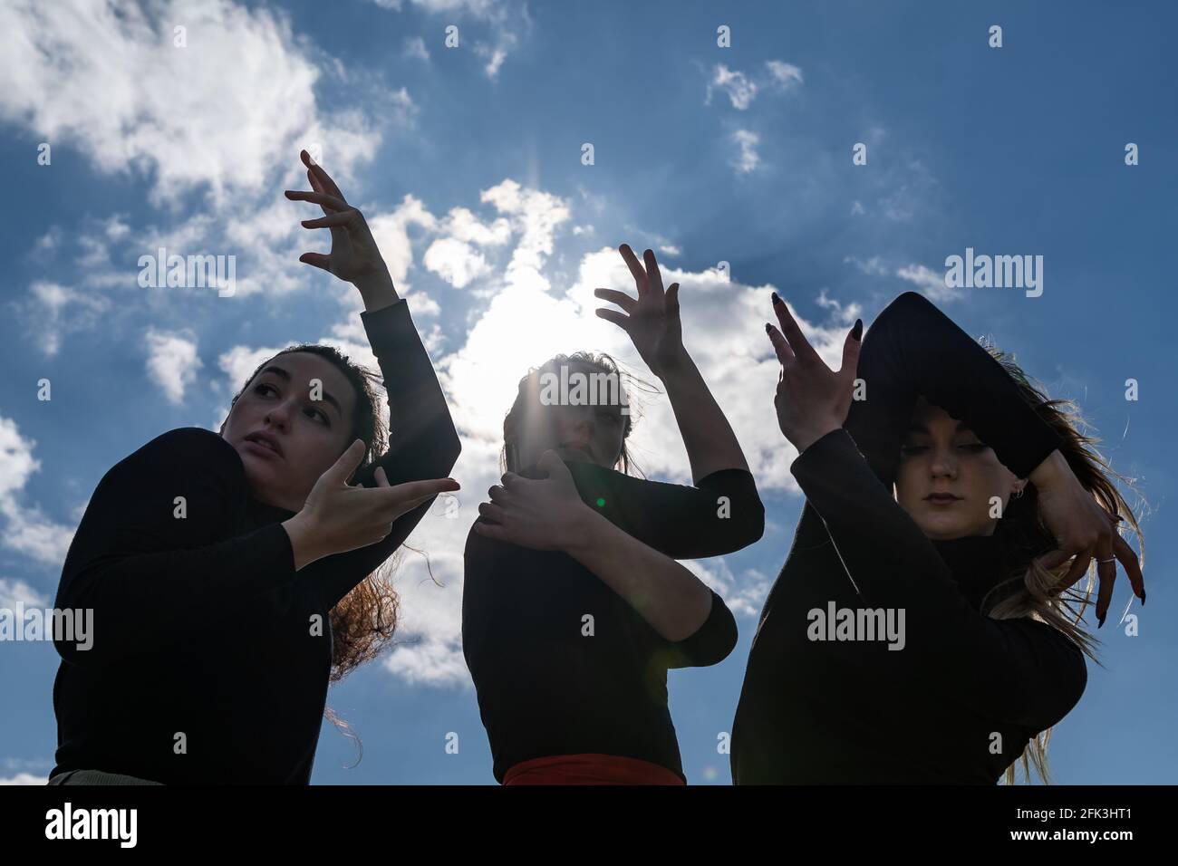 Londres, Royaume-Uni. 28 avril 2021. Journée internationale de la danse : les danseurs de Ranbu se produisent sur Hampstead Heath avant la Journée internationale de la danse le 29 avril (L-R Coralie Calfond, Belinda Roy, Sophie Chinner). Le nouveau collectif de danse basé à Londres et au Japon vise à créer une plate-forme pour les danseurs contemporains de collaborer, de jouer et de partager des idées avec d'autres artistes. Célébrée pour la première fois en 1982, la Journée internationale de la danse a lieu chaque année depuis la naissance de Jean-Georges Noverre (1727-1810), créateur du ballet moderne. Credit: Guy Corbishley/Alamy Live News Banque D'Images