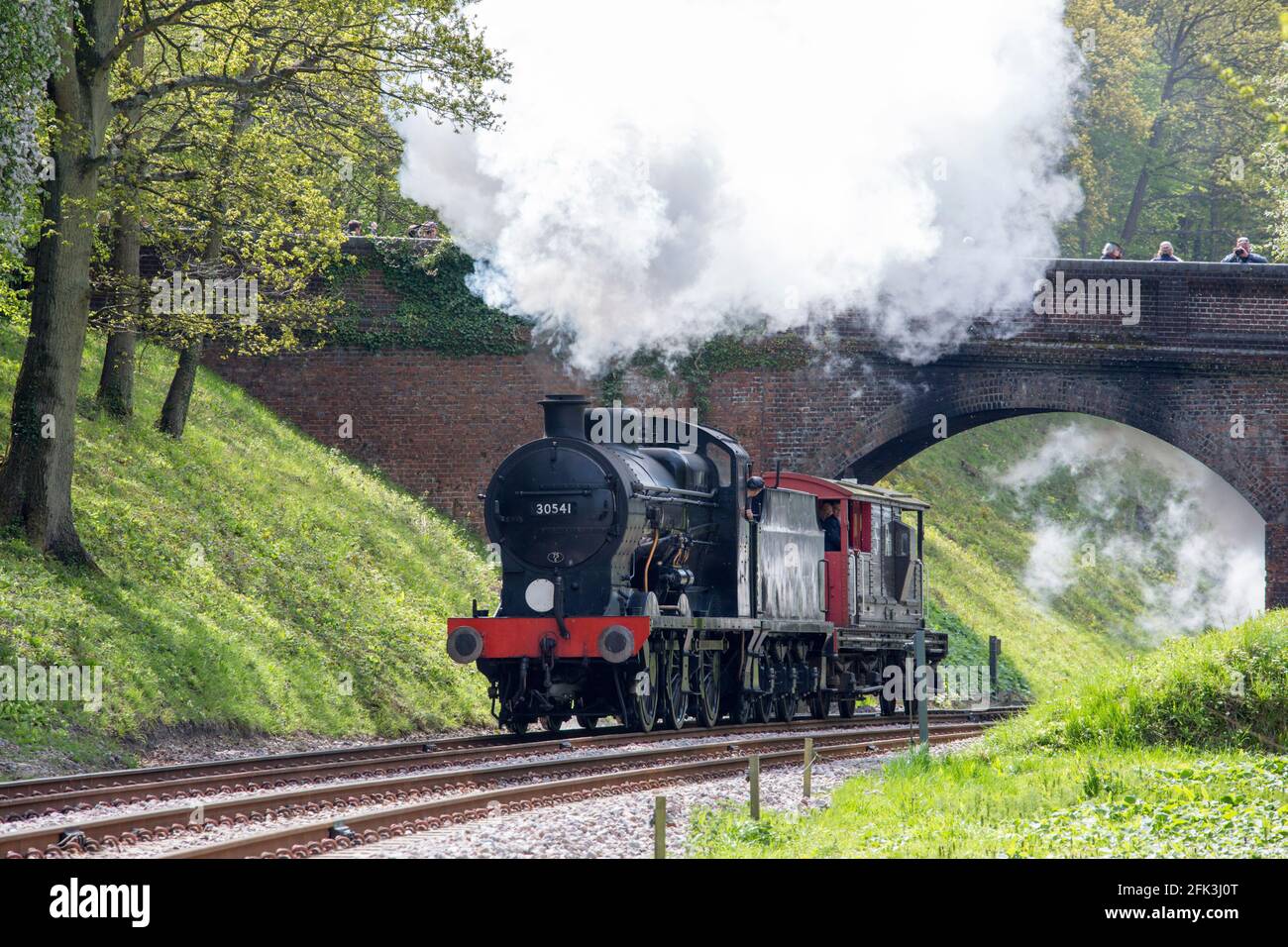 Horsted Keynes, West Sussex, Angleterre. 1938 locomotive à vapeur de classe Q SR sur la ligne de chemin de fer Bluebell. Banque D'Images