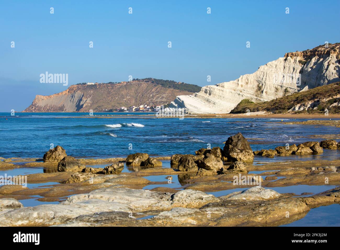 Realmonte, Agrigento, Sicile, Italie. Vue sur la côte rocheuse jusqu'aux falaises de calcaire blanc de la Scala dei Turchi. Banque D'Images