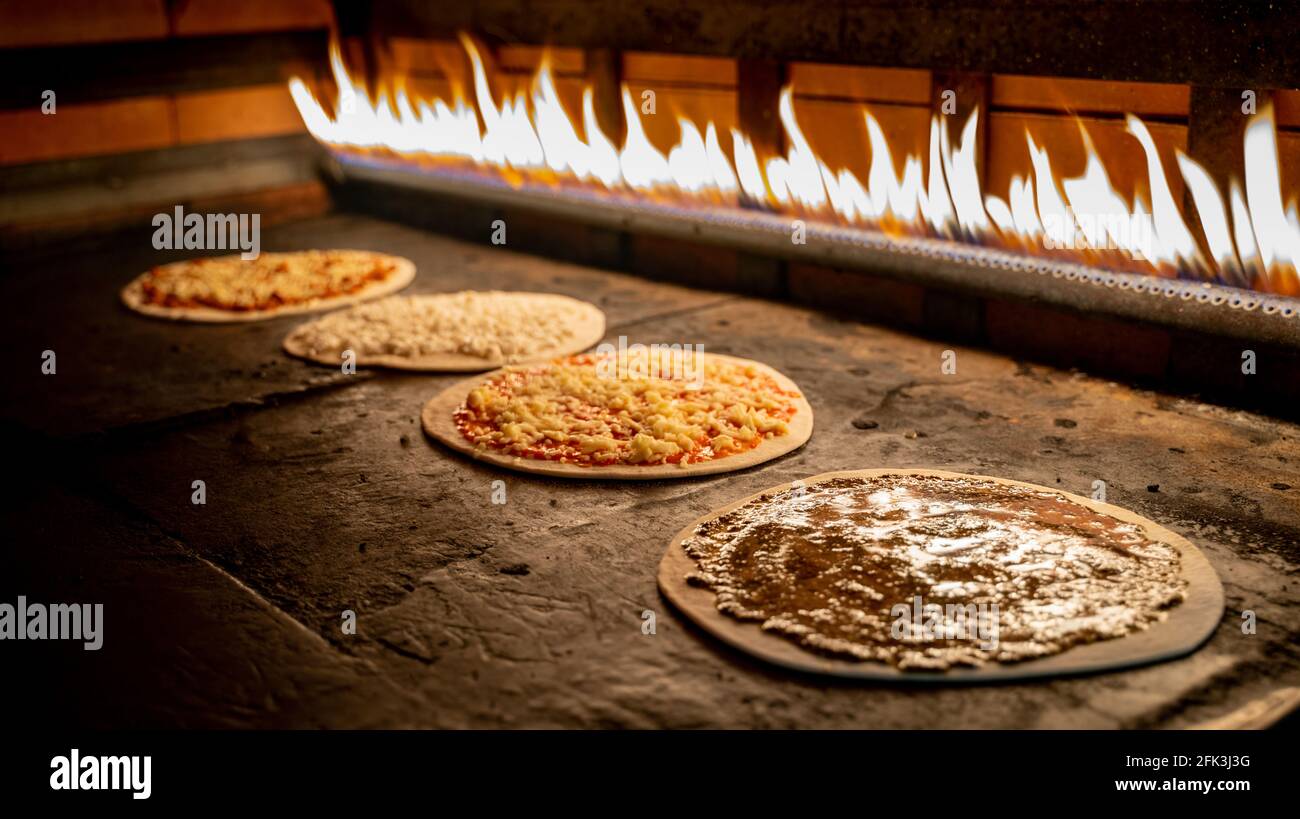 Cuisine libanaise Manakish et pizza cuites au four Photo Stock - Alamy