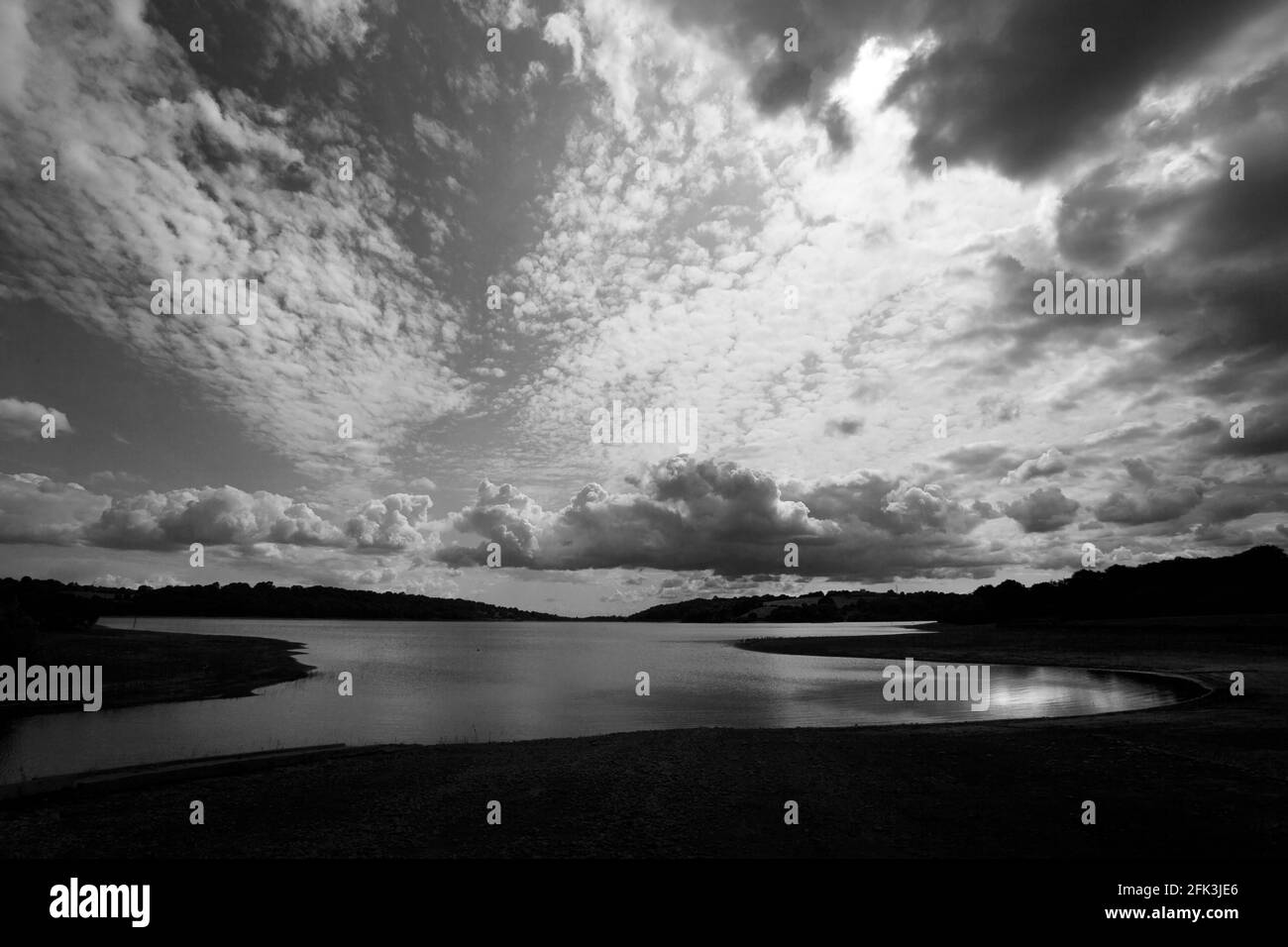 Usk Reservoir Brecon Beacons Sud du pays de Galles, Royaume-Uni Noir et blanc avec ciel spectaculaire, espace de copie, jour Banque D'Images