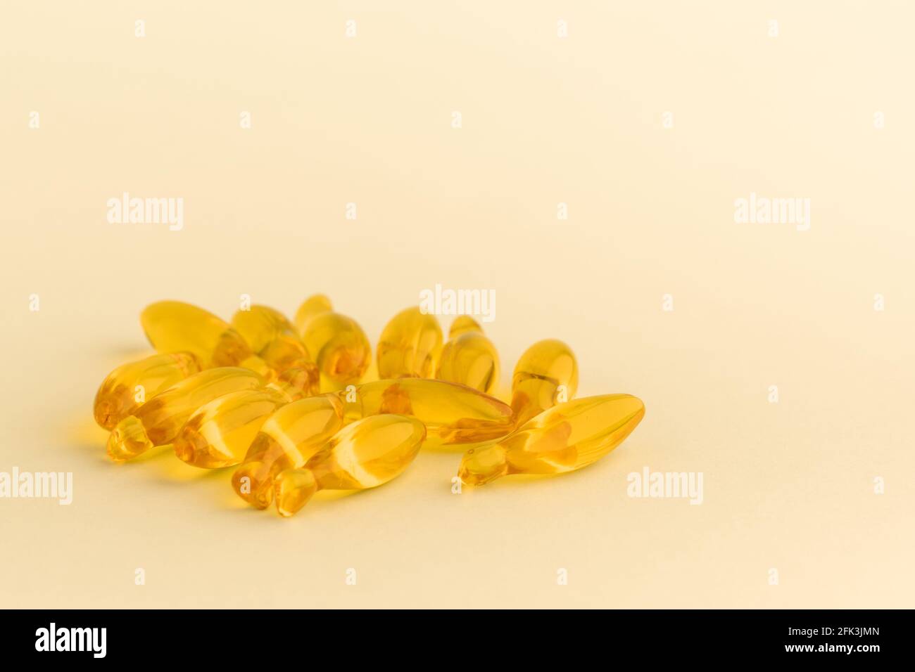 Capsules de supplément d'huile de poisson omega-3 isolées sur la surface jaune. Concept de soins de santé Banque D'Images