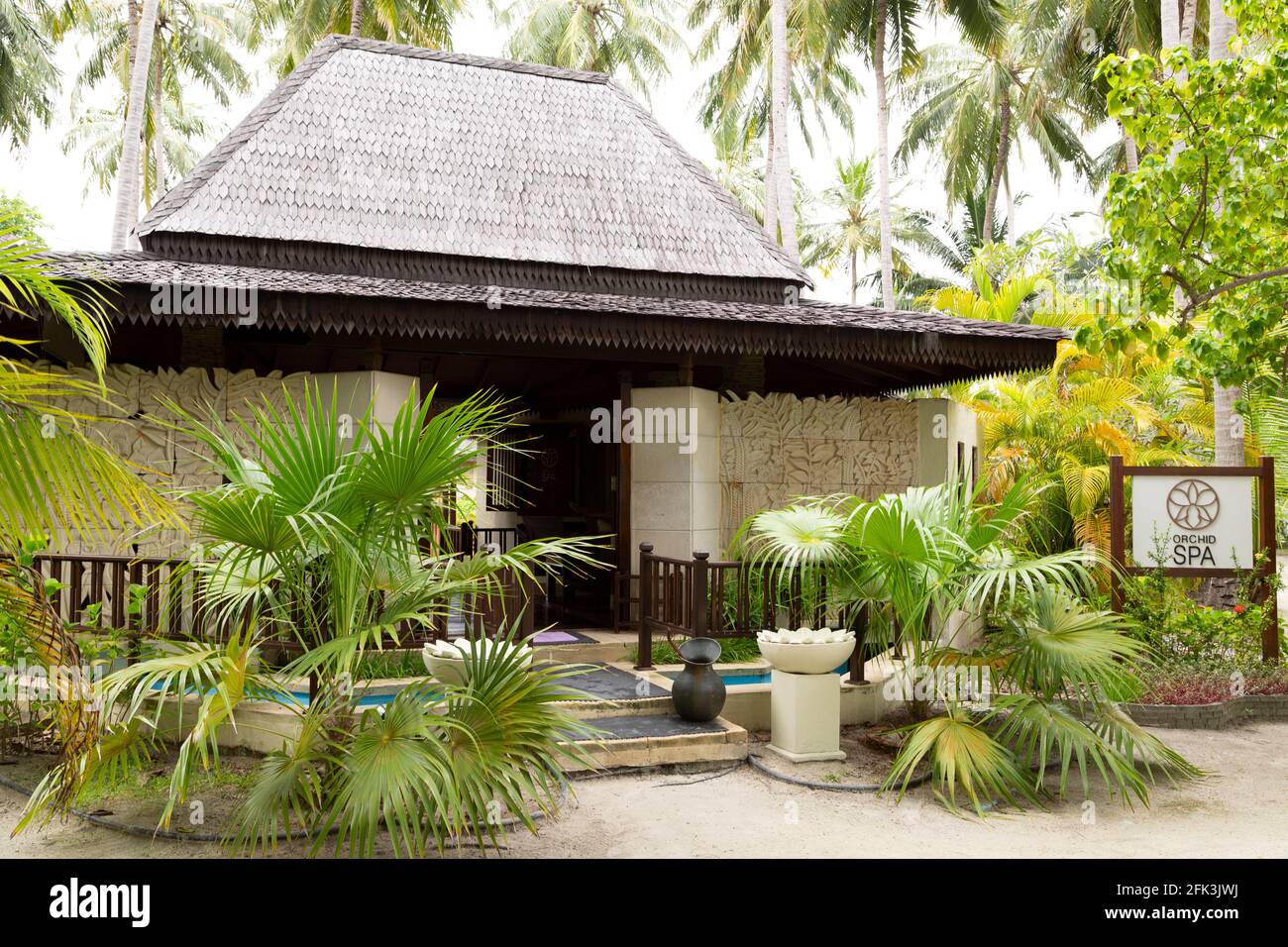 Entrée au spa Orchid sur l'île de Bandos aux Maldives. Les Maldives est une destination tropicale de vacances populaire dans l'océan Indien. Banque D'Images