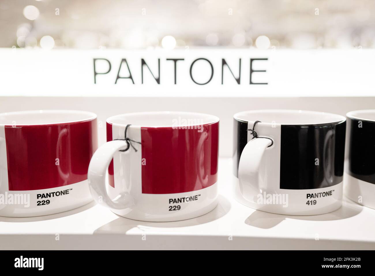 Milan, Italie - 15 décembre 2020 : tasse Pantone sur une étagère blanche Banque D'Images