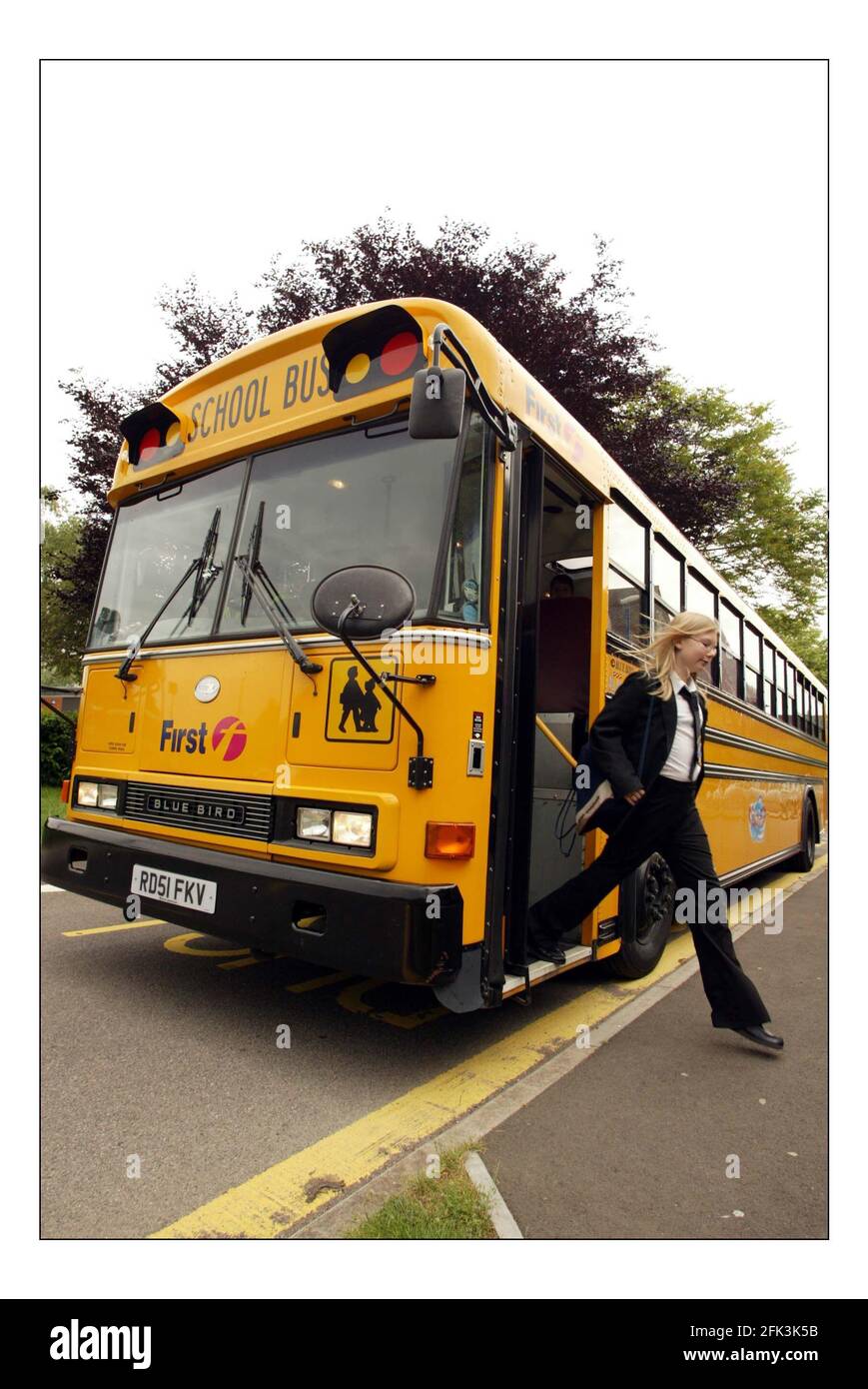 Autobus scolaire jaune utilisé par l'école Magna Carta à Staines.pic David Sandison 10/6/2005 Banque D'Images