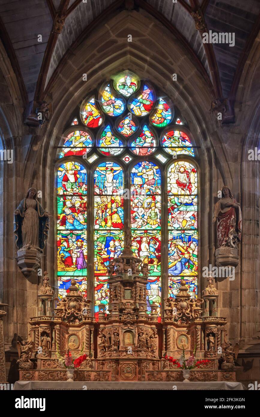 Fenêtre en verre satiné et autel de l'église de Pleyben dans le Finistère, Bretagne France Banque D'Images