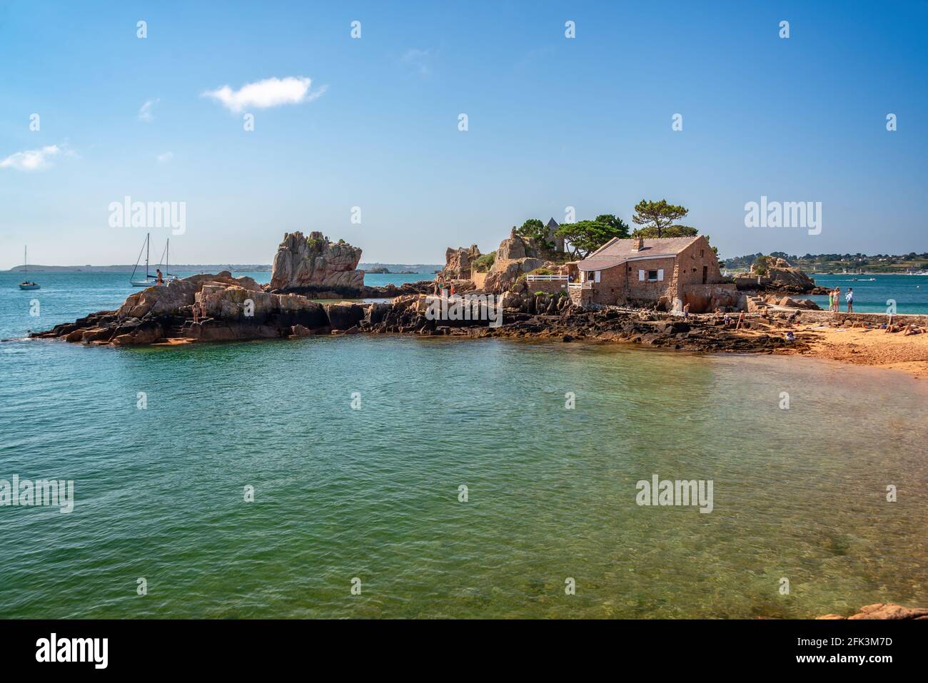 Maison sur la plage de Guerzido sur l'île de Bréhat dans les Côtes d'Armor, Bretagne, France Banque D'Images