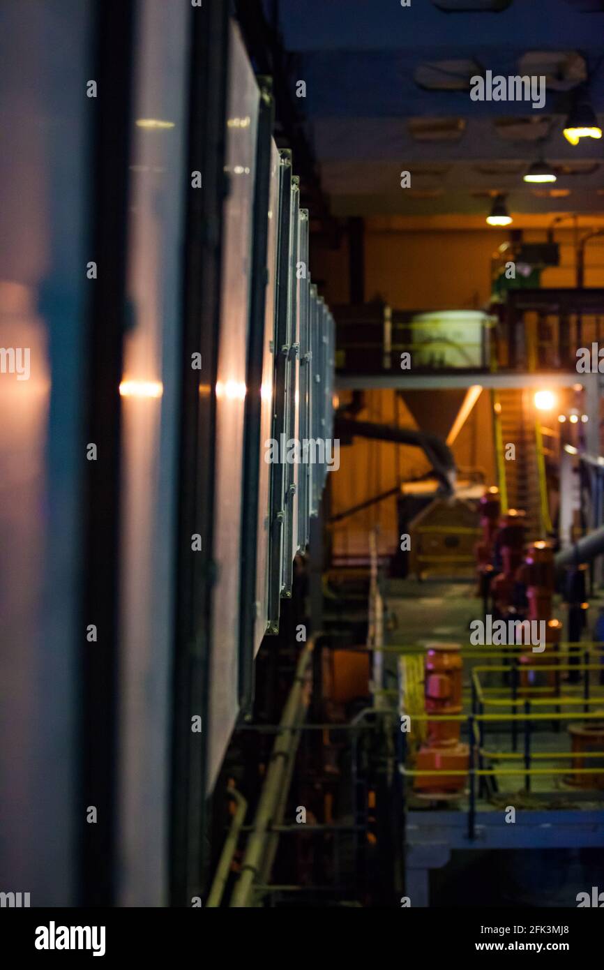 Usine de traitement du minerai d'or. Vue sur la lumière de réflexion du corps de tamiseuse industrielle en métal brillant. Faible profondeur de champ, l'intérieur de l'atelier n'est pas focalisée Banque D'Images