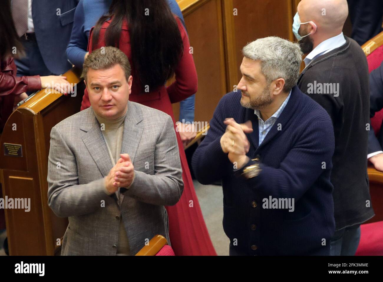 KIEV, UKRAINE - le 27 AVRIL 2021 - les députés sont vus dans la salle de session lors d'une séance extraordinaire de la Verkhovna Rada, Kiev, capitale de l'Ukraine. Banque D'Images