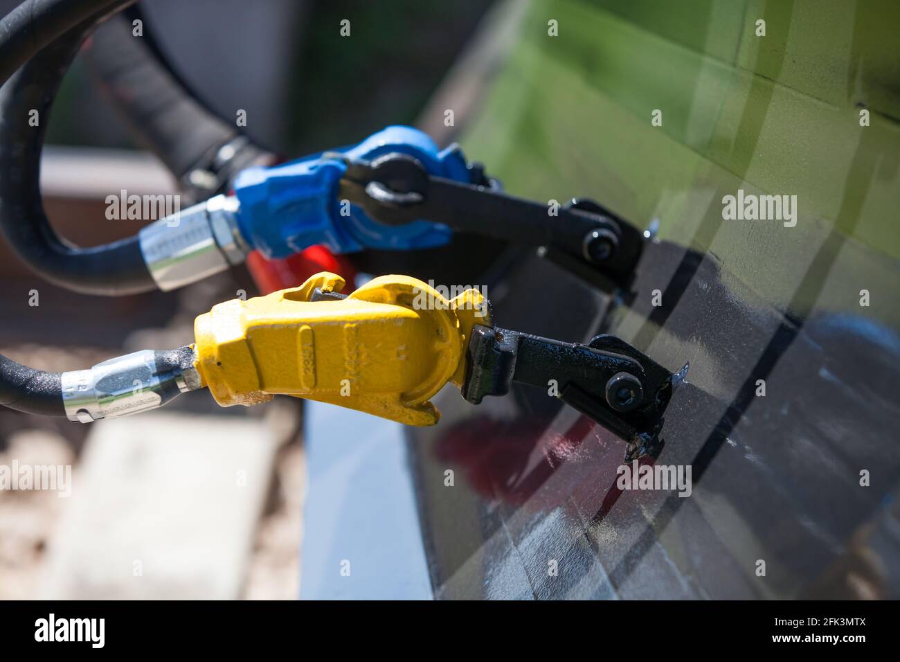 Pièces de locomotive moderne. Système de freinage pneumatique. Flexibles en caoutchouc noir, connecteurs bleus et jaunes. Nur-sultan, Kazakhstan. Usine de construction de locomotives. Banque D'Images