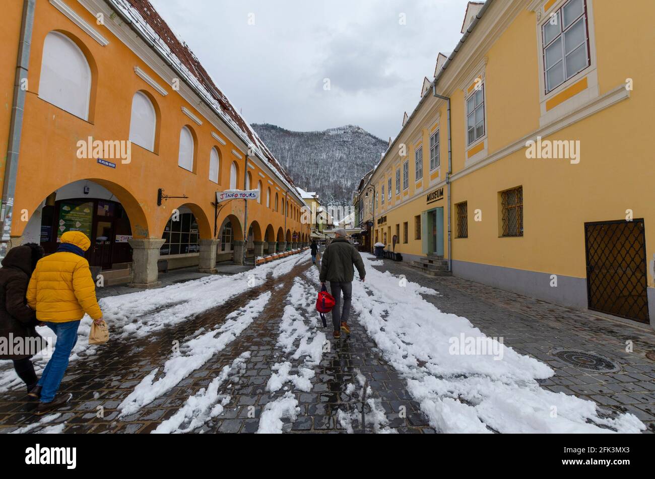 Shopping au milieu de la neige de printemps dans le centre historique de Brasov Roumanie - photo: Geopix Banque D'Images