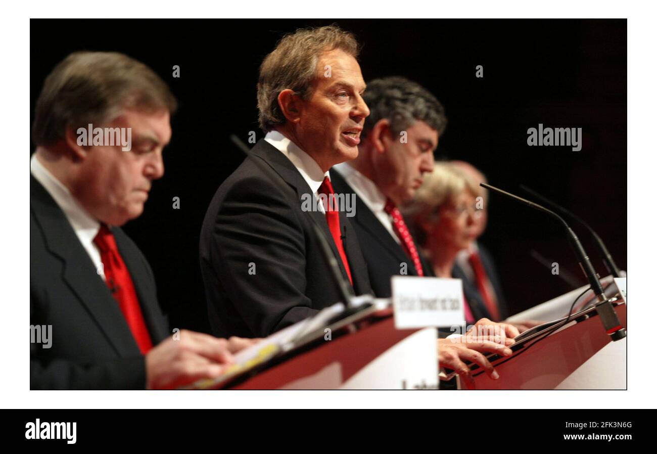 Tony Blair et Gordon Brown et le cabinet lancent le Manifeste du Parti travailliste pour l'élection.pic David Sandison 13/4/2005 Banque D'Images