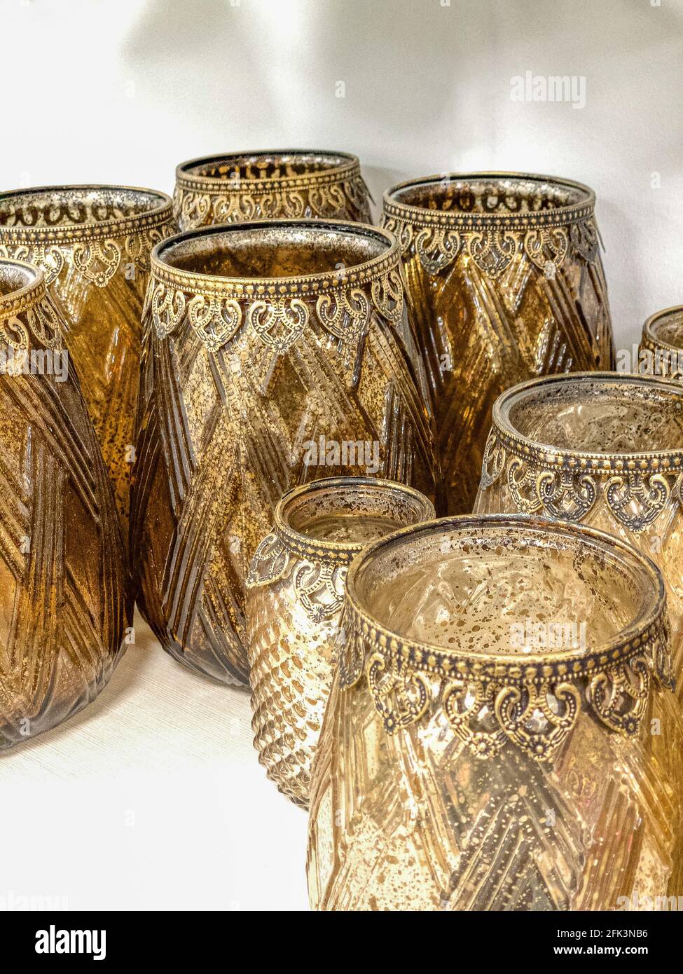 Collection de vases anciens dorés sur fond blanc Banque D'Images