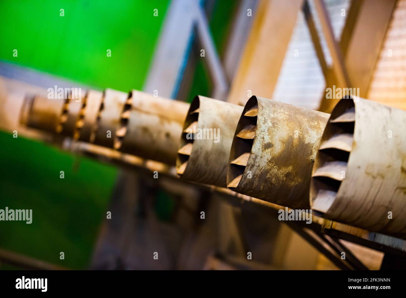 Photo en gros plan de la grille de ventilation industrielle vintage abstraite. Faible profondeur de champ. Usine minière et de traitement Mechel, Kazakhstan. Banque D'Images