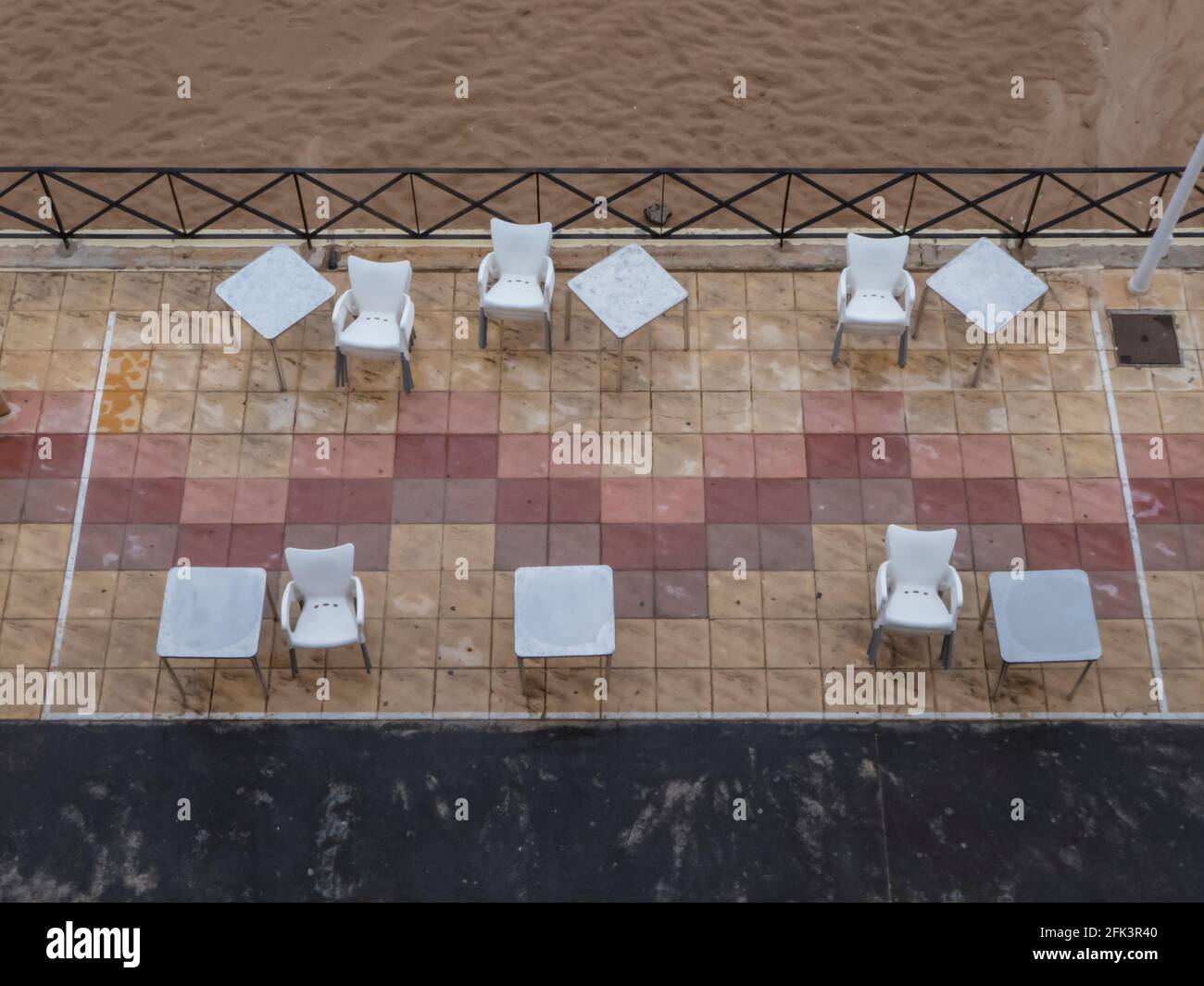 Terrasse de bar vide près de la plage pendant un été nuageux jour Banque D'Images