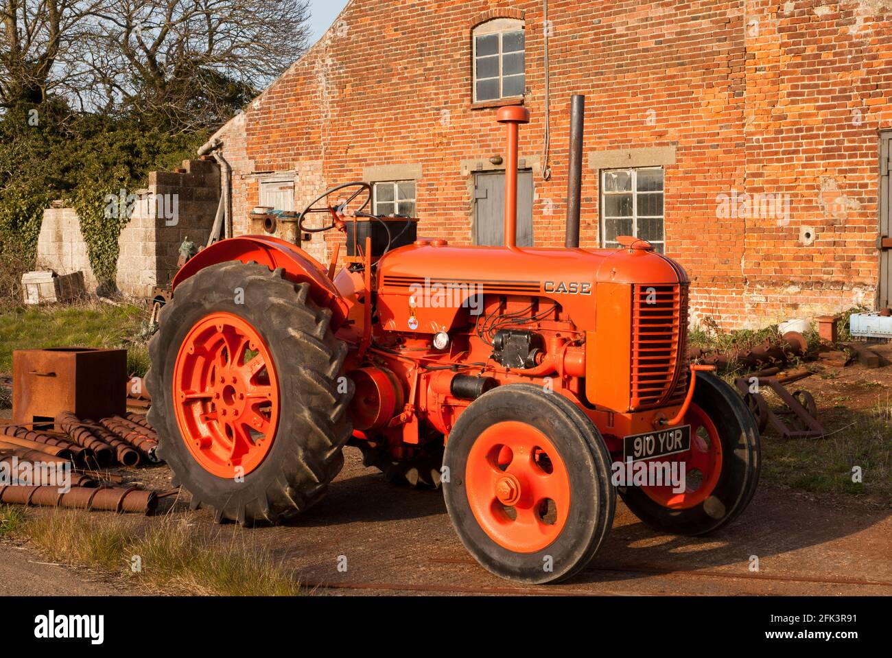 Un tracteur case Vintage situé dans un chantier de démolition technique Banque D'Images