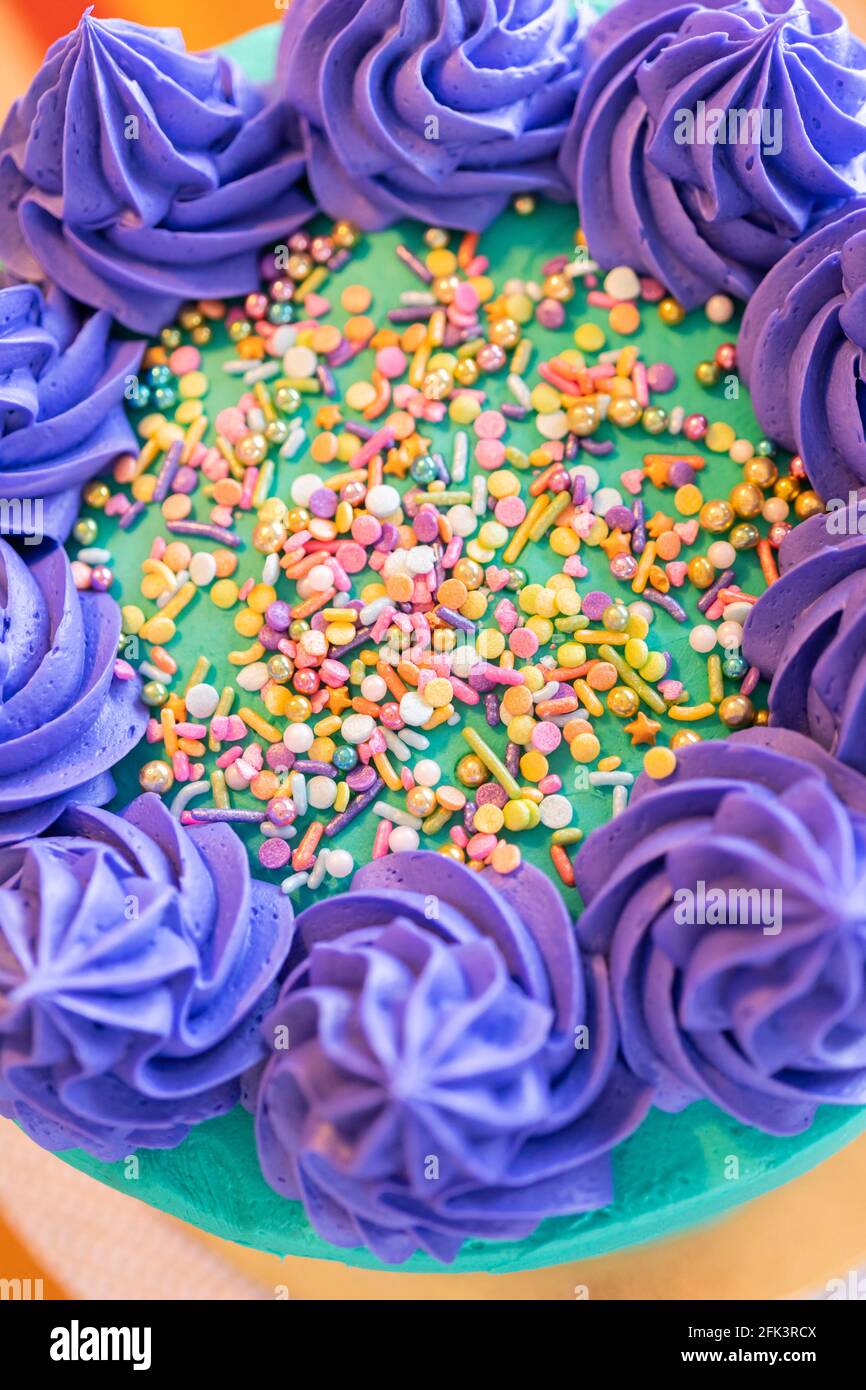 Gateau D Anniversaire Avec Buttercream Turquoise Et Violet Les Rosettes Et Paillettes Photo Stock Alamy
