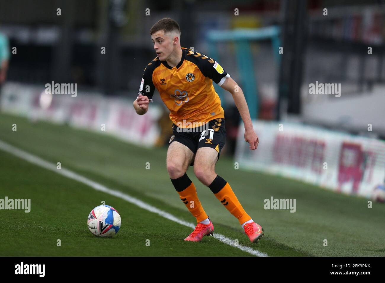 Newport, Royaume-Uni. 27 avril 2021. Lewis Collins du comté de Newport en action. EFL football League Two Match, Newport County v Scunthorpe Utd à Rodney Parade Newport, pays de Galles, le mardi 27 avril 2021. Cette image ne peut être utilisée qu'à des fins éditoriales. Utilisation éditoriale uniquement, licence requise pour une utilisation commerciale. Aucune utilisation dans les Paris, les jeux ou les publications d'un seul club/ligue/joueur. photo par Andrew Orchard /Alay Live News Banque D'Images