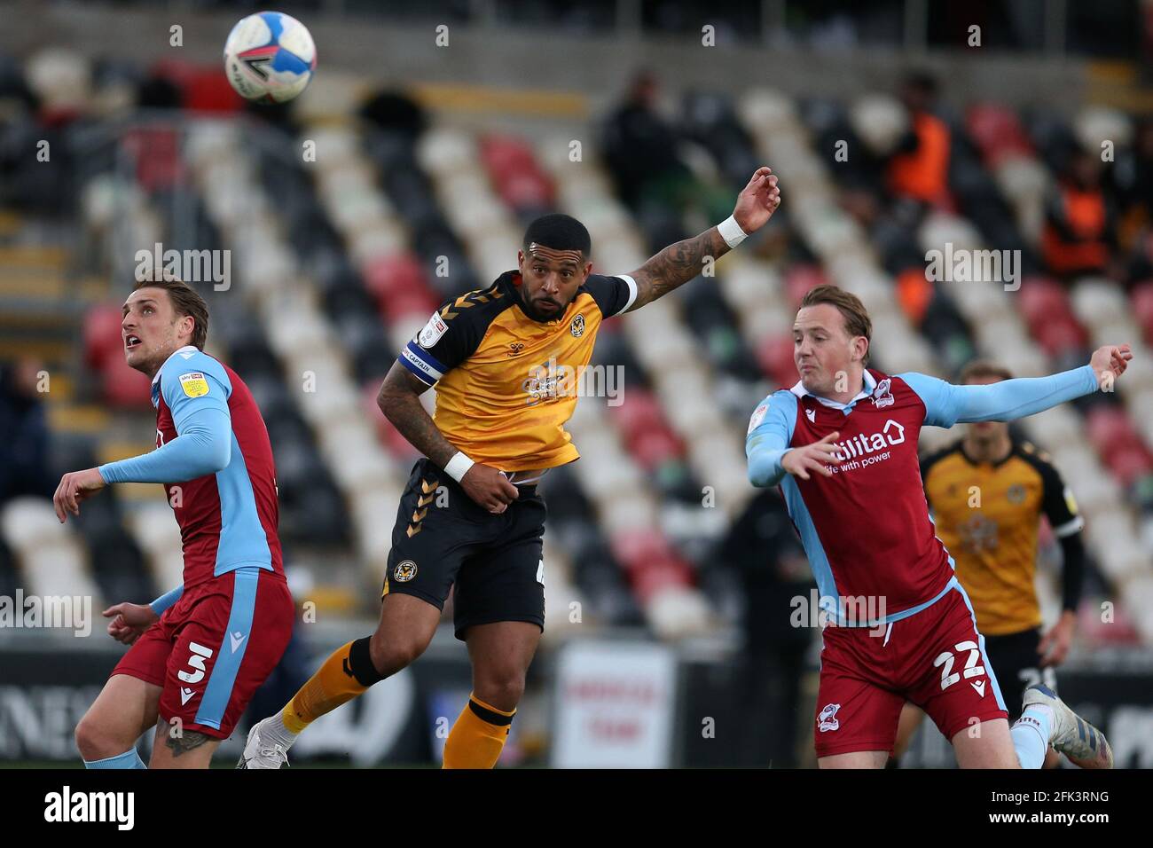 Newport, Royaume-Uni. 27 avril 2021. Joss Labadie, du comté de Newport (c), est à la tête de but. EFL football League Two Match, Newport County v Scunthorpe Utd à Rodney Parade Newport, pays de Galles, le mardi 27 avril 2021. Cette image ne peut être utilisée qu'à des fins éditoriales. Utilisation éditoriale uniquement, licence requise pour une utilisation commerciale. Aucune utilisation dans les Paris, les jeux ou les publications d'un seul club/ligue/joueur. photo par Andrew Orchard /Alay Live News Banque D'Images