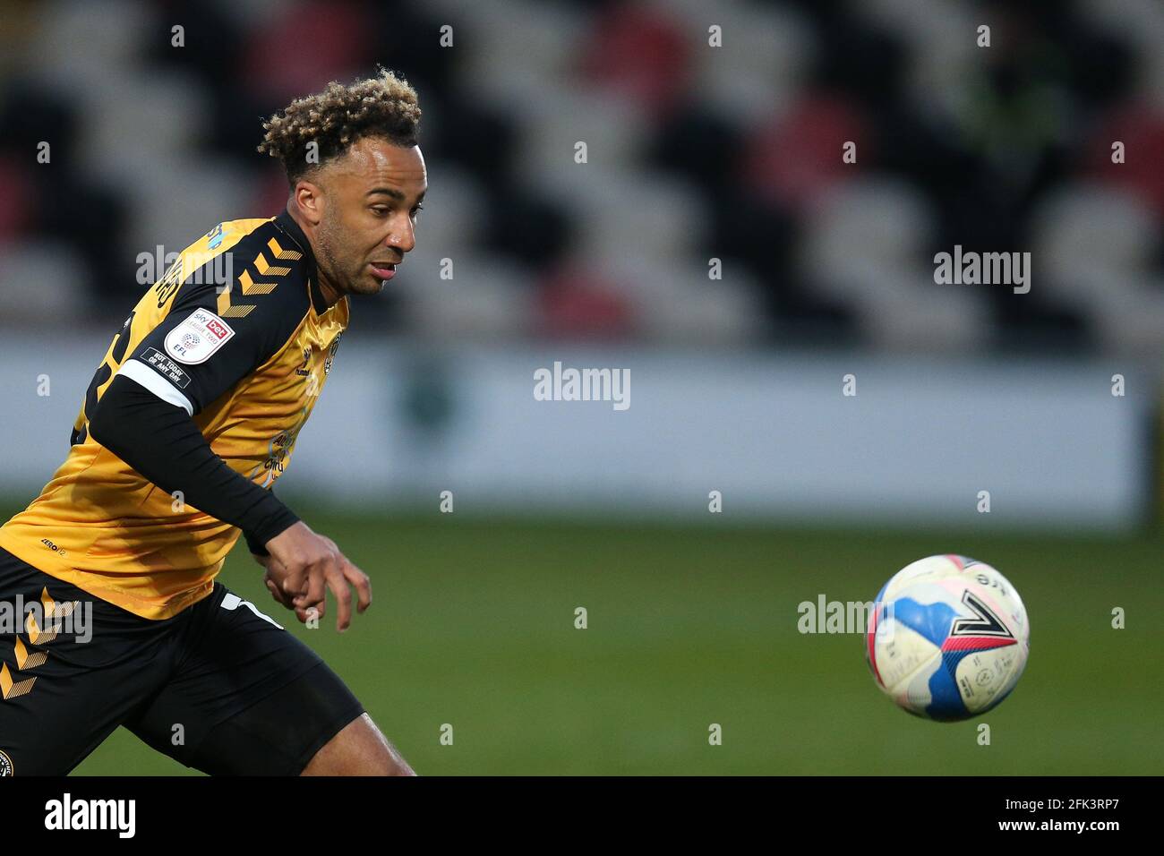 Newport, Royaume-Uni. 27 avril 2021. Nicky Maynard du comté de Newport en action. EFL football League Two Match, Newport County v Scunthorpe Utd à Rodney Parade Newport, pays de Galles, le mardi 27 avril 2021. Cette image ne peut être utilisée qu'à des fins éditoriales. Utilisation éditoriale uniquement, licence requise pour une utilisation commerciale. Aucune utilisation dans les Paris, les jeux ou les publications d'un seul club/ligue/joueur. photo par Andrew Orchard /Alay Live News Banque D'Images