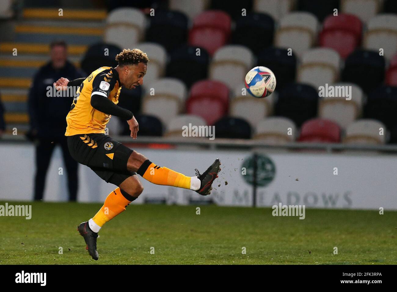 Nicky Maynard of Newport County in action.EFL football League Two Match, Newport County v Scunthorpe Utd à Rodney Parade à Newport, pays de Galles, le mardi 27 avril 2021. Cette image ne peut être utilisée qu'à des fins éditoriales. Utilisation éditoriale uniquement, licence requise pour une utilisation commerciale. Aucune utilisation dans les Paris, les jeux ou les publications d'un seul club/ligue/joueur. photo par Andrew Orchard /Alay Live News Banque D'Images