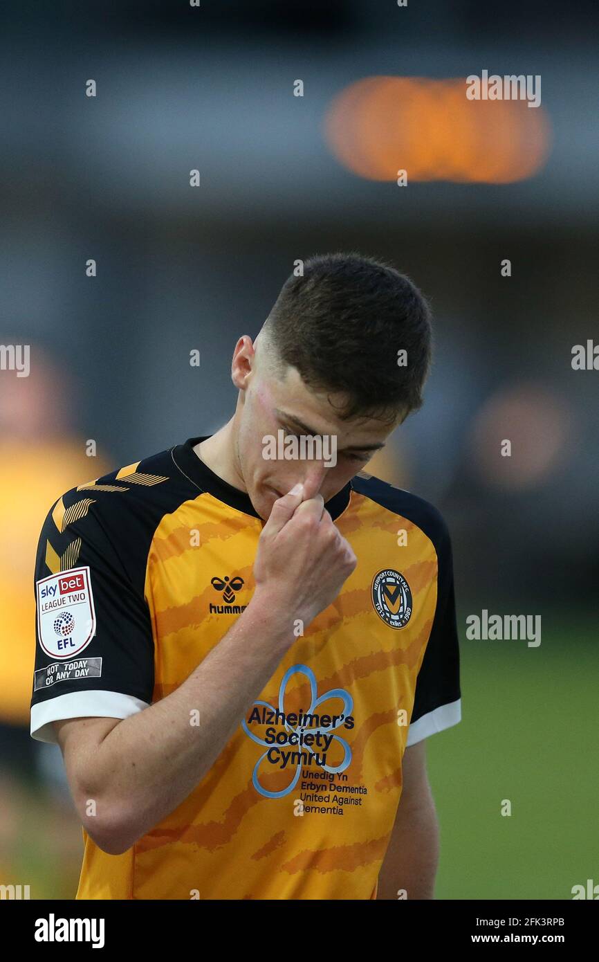 Lewis Collins du comté de Newport regarde. EFL football League Two Match, Newport County v Scunthorpe Utd à Rodney Parade Newport, pays de Galles, le mardi 27 avril 2021. Cette image ne peut être utilisée qu'à des fins éditoriales. Utilisation éditoriale uniquement, licence requise pour une utilisation commerciale. Aucune utilisation dans les Paris, les jeux ou les publications d'un seul club/ligue/joueur. photo par Andrew Orchard /Alay Live News Banque D'Images