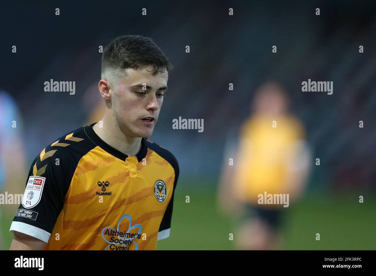 Lewis Collins du comté de Newport regarde. EFL football League Two Match, Newport County v Scunthorpe Utd à Rodney Parade Newport, pays de Galles, le mardi 27 avril 2021. Cette image ne peut être utilisée qu'à des fins éditoriales. Utilisation éditoriale uniquement, licence requise pour une utilisation commerciale. Aucune utilisation dans les Paris, les jeux ou les publications d'un seul club/ligue/joueur. photo par Andrew Orchard /Alay Live News Banque D'Images