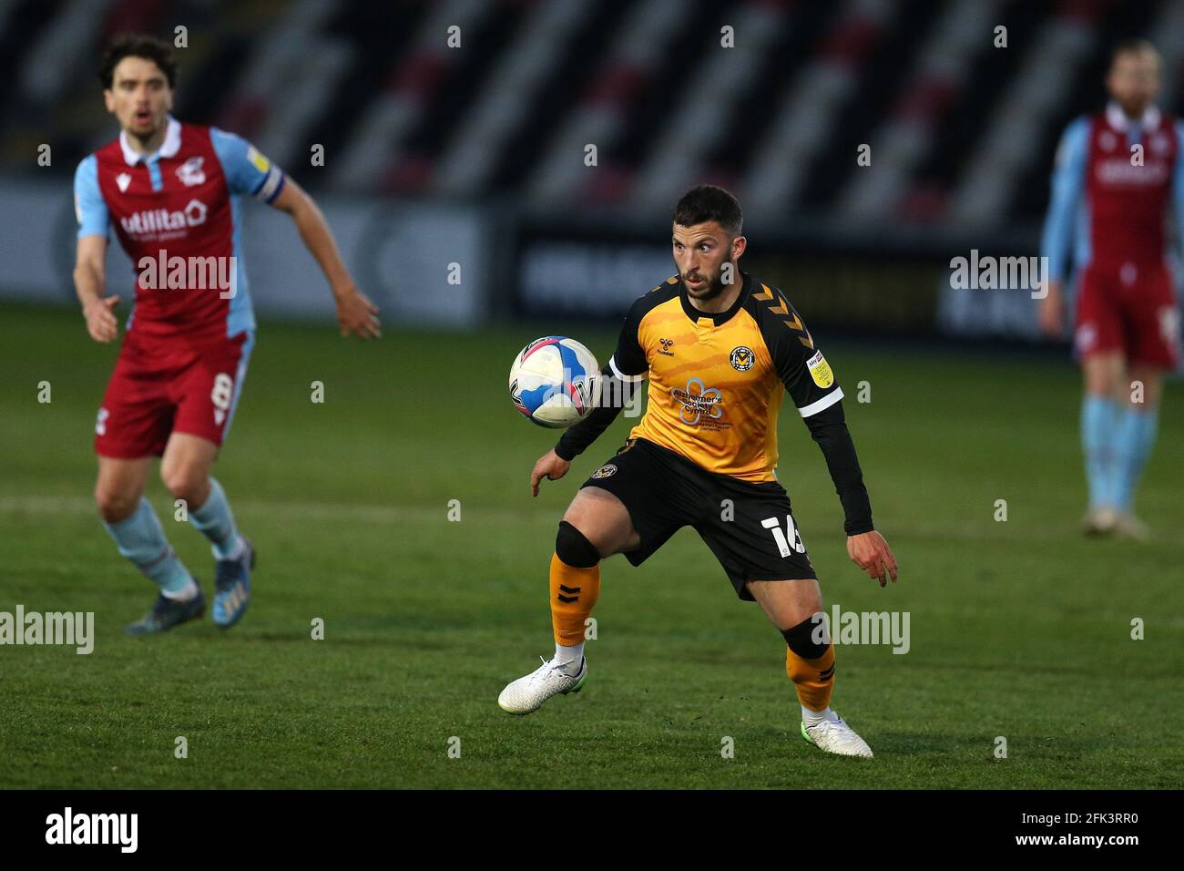 Newport, Royaume-Uni. 27 avril 2021. Luke Gambin du comté de Newport en action. EFL football League Two Match, Newport County v Scunthorpe Utd à Rodney Parade Newport, pays de Galles, le mardi 27 avril 2021. Cette image ne peut être utilisée qu'à des fins éditoriales. Utilisation éditoriale uniquement, licence requise pour une utilisation commerciale. Aucune utilisation dans les Paris, les jeux ou les publications d'un seul club/ligue/joueur. photo par Andrew Orchard /Alay Live News Banque D'Images