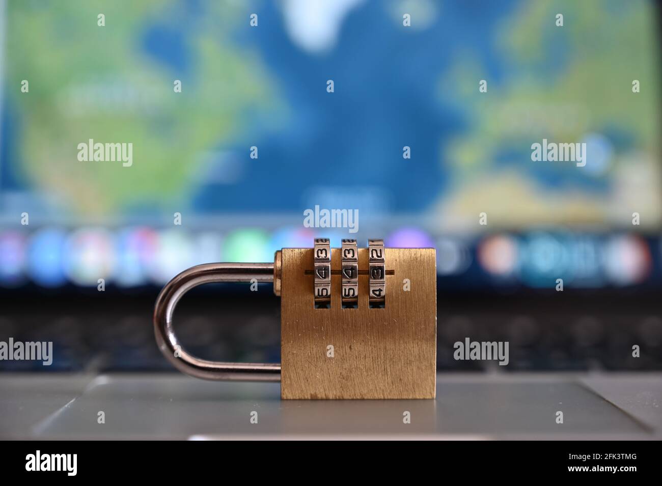 Cadenas avec écran d'ordinateur flou. Sécurité Internet, concept photo. Protocole de sécurité 443. Banque D'Images