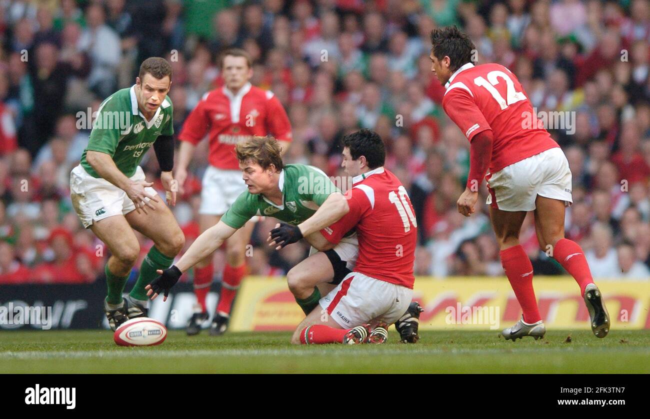 SIX NATIONS PAYS DE GALLES V IRLANDE SIMON JONES TIRE BRIAN O'DRISCOLL RETOUR 19/3/2005 PHOTO DAVID ASHDOWNRUGBY SIX NATIONS Banque D'Images