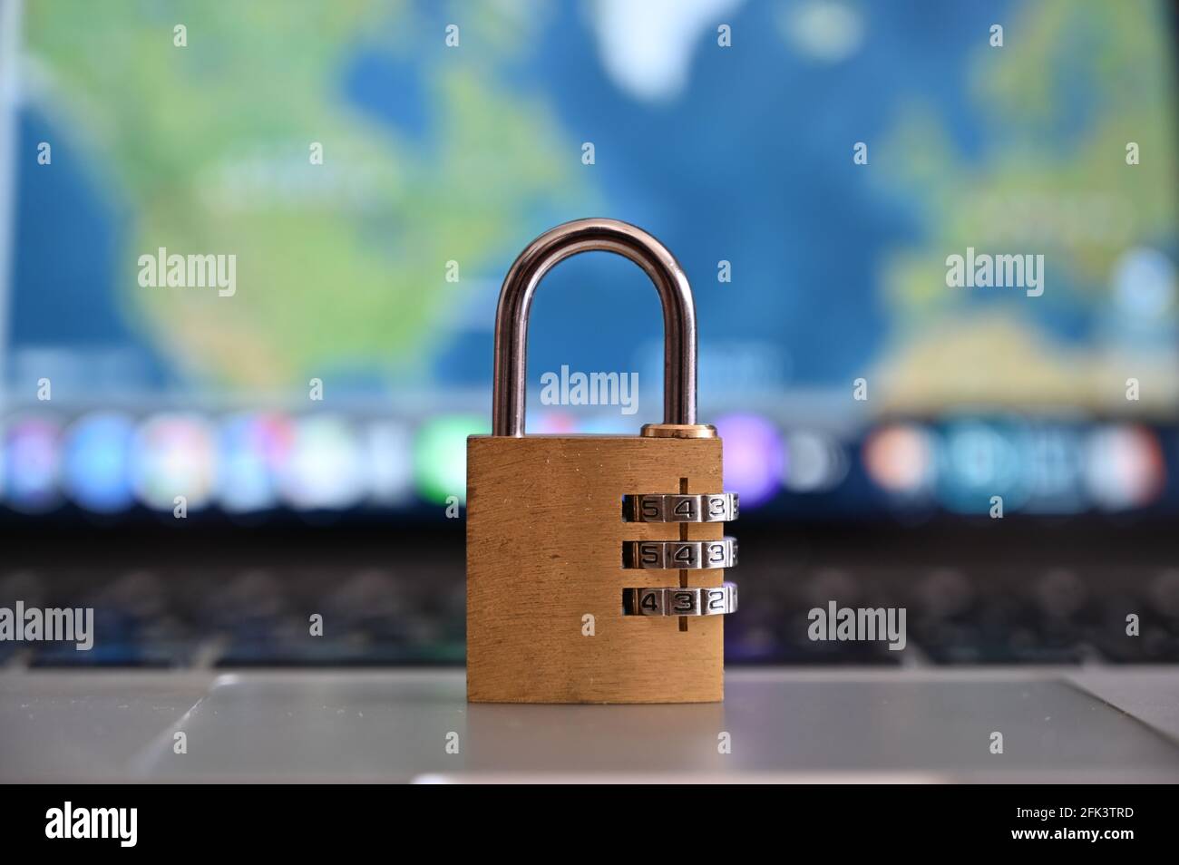 Cadenas avec écran d'ordinateur flou. Sécurité Internet, concept photo. Protocole de sécurité 443. Banque D'Images