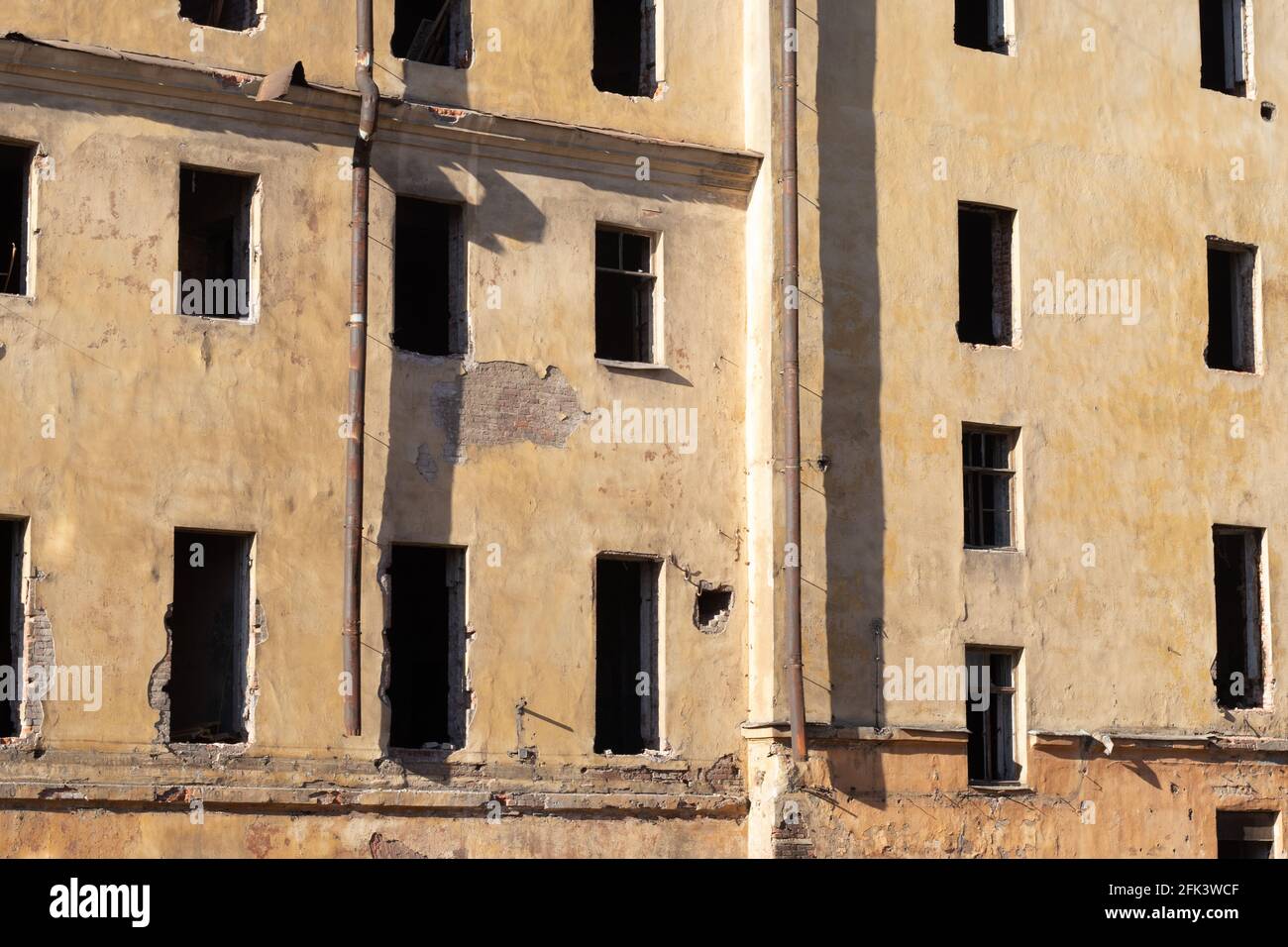 Vieux bâtiment abandonné en ruines sans fenêtres, murs jaunes Banque D'Images