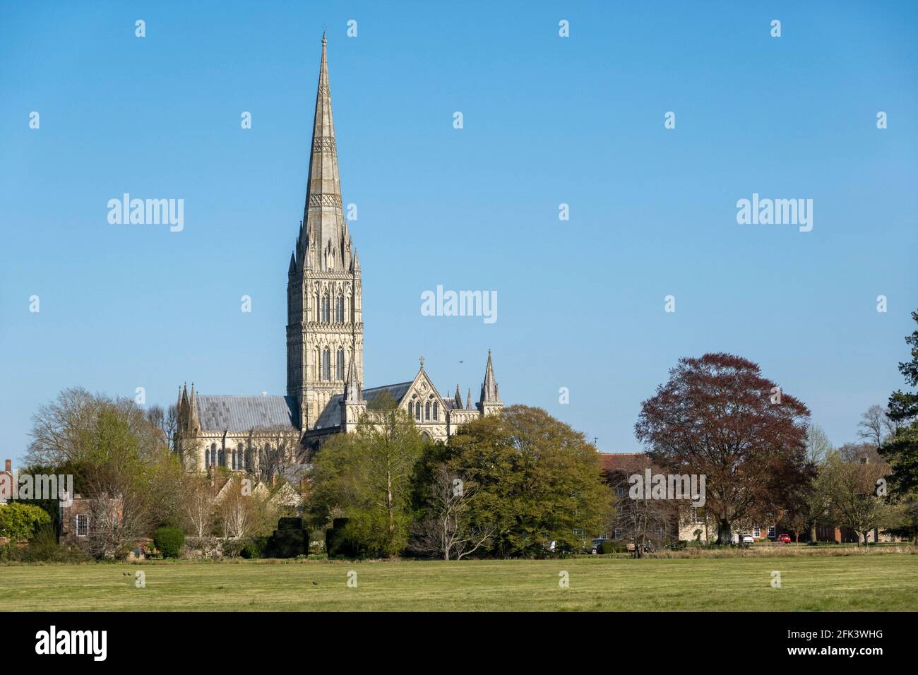 Salisbury, Wiltshire, Angleterre, Royaume-Uni. 2021. La célèbre cathédrale de Salisbury vue de l'autre côté des prés d'eau de la ville. Banque D'Images